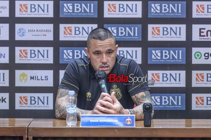 Pemain baru Bhayangkara FC, Radja Nainggolan, sedang memberikan keterangan kepada awak media dalam sesi jumpa pers di Media Center Stadion Utama Gelora Bung Karno, Senayan, Jakarta, Senin (4/12/2023) malam.