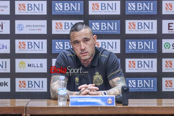 Pemain baru Bhayangkara FC, Radja Nainggolan, saat hadir dalam sesi jumpa pers di Media Center Stadion Utama Gelora Bung Karno, Senayan, Jakarta, Senin (4/12/2023) malam.