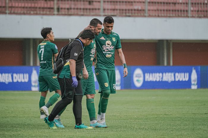 Bek Persebaya Surabaya, Dusan Stefanovic, ditarik keluar karena mengalami cedera saat melawan RANS Nusantara FC, Jumat (1/12/2023).