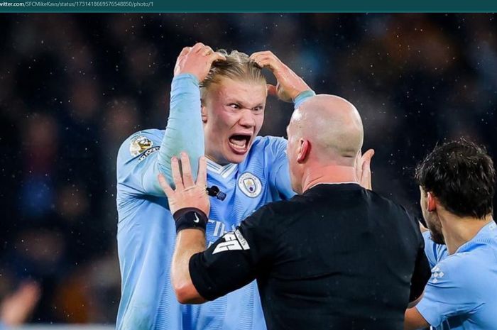 Penyerang Man City, Erling Haaland, tampak kesal dengan keputusan wasit Simon Hooper dalam laga melawan Tottenham Hotspur.