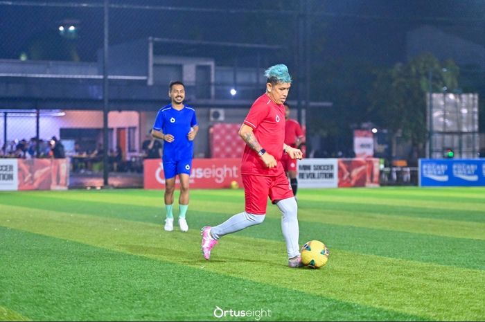 Mantan pemain Persija Jakarta, Venard Hutabarat, menggunakan sepatu keluaran terbaru dari Ortuseight