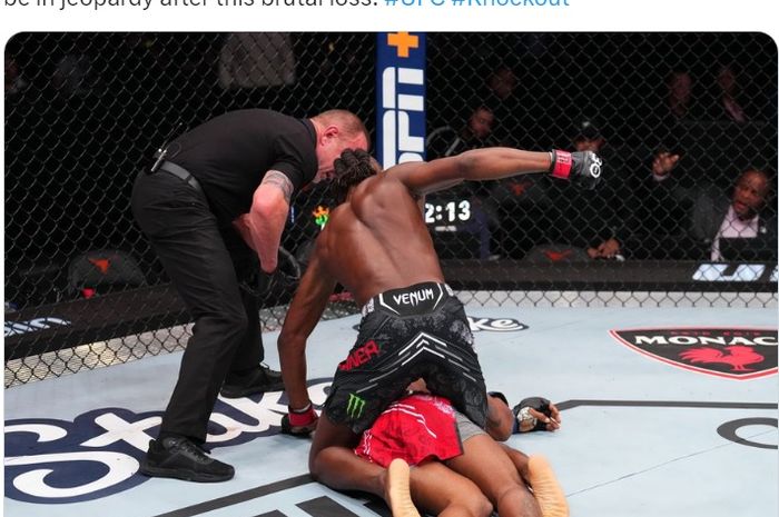 Momen duel Bobby Green vs Jalin Turner yang membuat Bos UFC, Dana White menobatkannya sebagai salah satu penghentian duel oleh wasit terburuk yang pernah dia saksikan.
