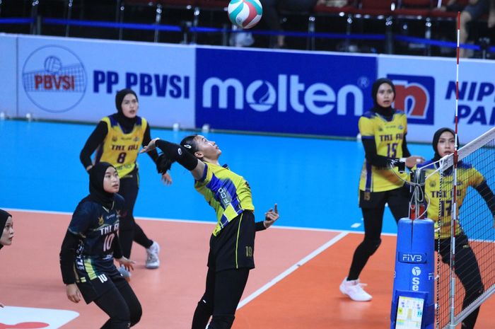 Hitter TNI AU, Ersandrina Devega Salsabila, melakukan spike dalam pertandingan final four Livoli Divisi Utama 2023 menghadapi Popsivo Polwan di GOR Joyoboyo, Kediri, 3 Desember 2023.