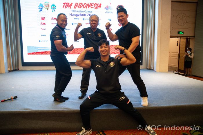 Atas (dari kiri ke kanan), Erwin Abdullah (pelatih dan ayah lifter Rahmat Erwin Abdulllah), Basuki Hadimuljono (CdM Indonesia untuk Asian Games 2022), Raja Sapta Oktohari (Presiden NOC Indonesia) bersama lifter Indonesia, Rahmat Erwin Abdullah saat pelantikan kontingen Indonesia, September 2023.