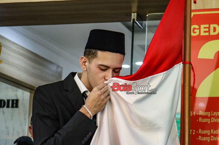 Pemain naturalisasi timnas Indonesia, Justin Hubner, sedang berfoto di Kantor Kanwil Kemenkumham DKI Jakarta, Cawang, Jakarta, Rabu (6/12/2023).