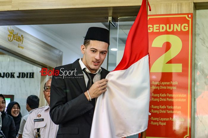 Pemain naturalisasi timnas Indonesia, Justin Hubner, sedang berfoto di Kantor Kanwil Kemenkumham DKI Jakarta, Cawang, Jakarta, Rabu (6/12/2023).