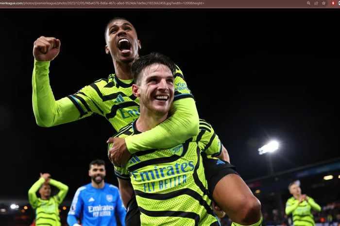 Gelandang Arsenal, Declan Rice, merayakan gol ke gawang Luton Town pada matchweek 15 Liga Inggris 2023-2024 di Stadion Kenilworth Road, Rabu (6/12/2023) dini hari WIB.