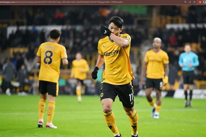 Penyerang Wolves, Hwang Hee-chan, merayakan gol ke gawang Burnley pada matchweek 15 Liga Inggris 2023-2024 di Stadion Molineux, Rabu (6/12/2023) dini hari WIB.