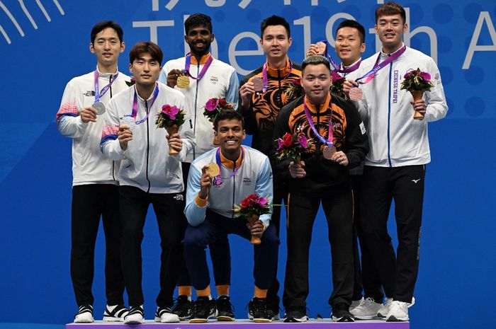 Para pemenang medali bulu tangkis ganda putra Asian Games 2022. (Ki-ka) Peraih perak Choi Sol-gyu/Kim Won-ho dari Korea Selatan, peraih emas Satwiksairaj Rankireddy/Chirag Shetty dari India, dan peraih perunggu Soh Wooi Yik/Aaron Chia dari Malaysia serta Lee Yang/Wang Chi-Lin dari Taiwan.