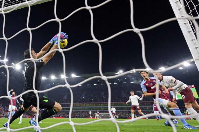 Emiliano Martinez melakukan 2 penyelamatan dalam 5 detik terhadap peluang beruntun Erling Haaland dalam duel Aston Villa vs Man City pada lanjutan Liga Inggris di Villa Park (6/12/2023).