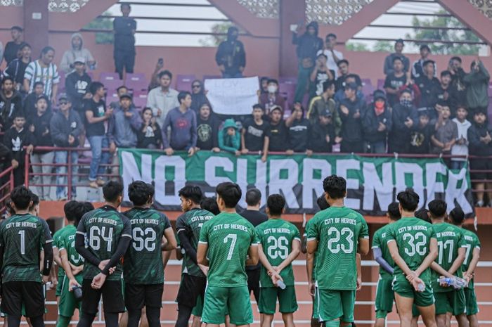 Pemandangan berbeda terjadi dalam latihan Persebaya Surabaya jelang pertandingan melawan Persija Jakarta di Lapangan Thor Surabaya, Rabu (6/12/2023). Puluhan suporter alias Bonek dipastikan tadangi lokasi latihan tim. 