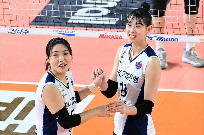 Middle Blocker Hwaseong IBK Altos, Choi Jeong-min (kanan) dan setter Kim Ha-kyung (kiri)