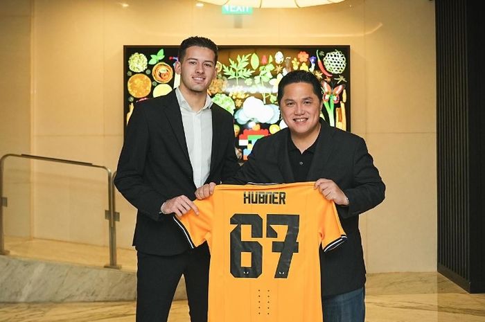 Ketua Umum PSSI Erick Thohir saat bersama Justin Hubner seusai pemain beriusia 20 tahun tersebut resmi menjadi WNI.