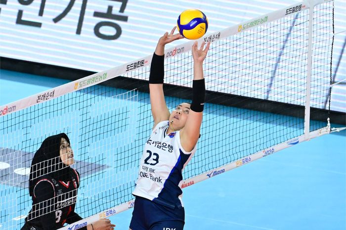 Setter Hwaseong IBK Altos, Guedpard Pornpun dan Opposite hitter Daejeon JungKwanJang Red Sparks, Megawati Hangesti Pertiwi saling berhadapan pada Liga Voli Korea 2023-2024