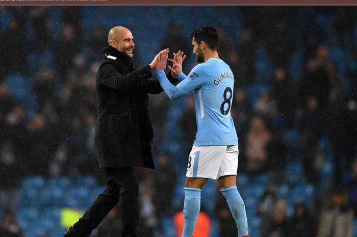 Ilkay Guendogan bersama dengan Pep Guardiola saat masih membela Manchester City.