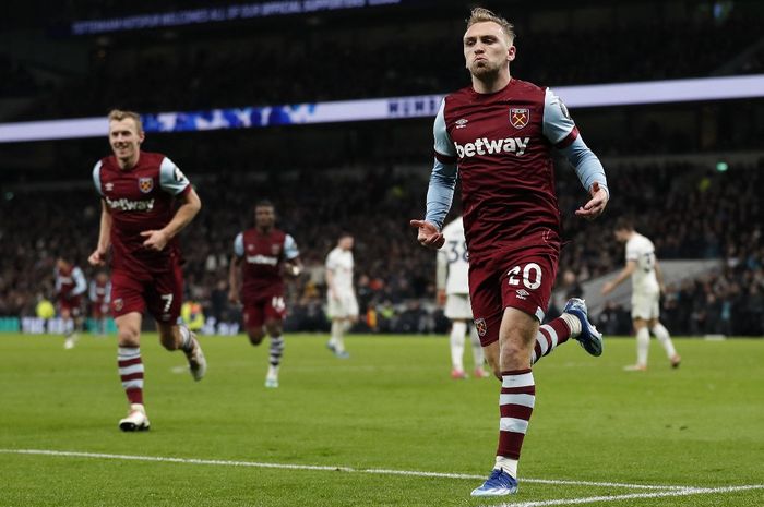 Pemain West Ham United, Jarrod Bowen, merayakan gol yang dicetaknya dalam laga lanjutan Liga Inggris melawan Tottenham Hotspur di  Tottenham Hotspur Stadium, Kamis (7/12/2023).