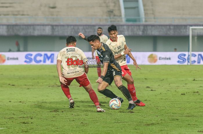 Jose Elmer Porteria (tengah) dalam laga pekan ke-22 Liga 1 2023 antara Dewa United versus Bali United di Stadion Indomilk Arena, Tangerang, Banten, Jumat (8/12/2023).