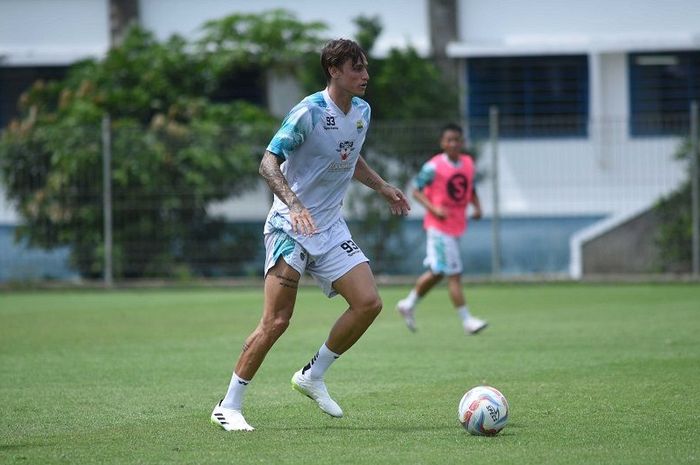 Stefano Beltrame, saat menjalani sesi latihan bersama Persib Bandung, Jumat (8/12/2023).