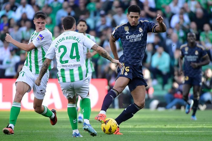 Gelandang Real Madrid, Jude Bellingham, mencetak gol ke gawang Real Betis pada laga lanjutan Liga Spanyol di Stadion Benito Villamarin, Sabtu (9/12/2023).