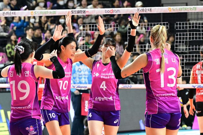 Tim bola voli putri Incheon Heungkuk Pink Spiders dan legenda korsel, Kim Yeon-koung (nomor 10)