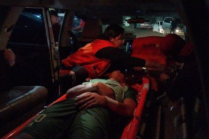 Kiper PSM Makassar, Muhammad Reza Arya Pratama harus dilarikan ke rumah sakit karena terkena benturan pemain Bhayangkara FC di masa injury time, dalam laga di Stadion B.J. Habibie Parepare, Jumat (8/12/2023).