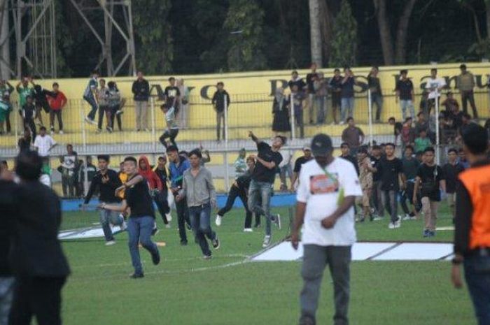 Suasana kericuhan salah satu kelompok suporter saat selesai pertandingan antara PSMS Medan melawan PSPS Riau di Stadion Baharuddin Siregar, Deliserdang, Sabtu (9/12/2023)