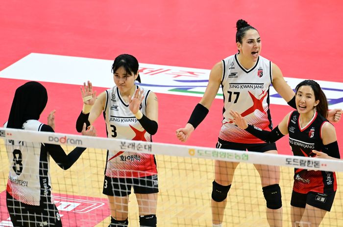 Para pemain Daejeon JungKwanJang Red Sparks dari kiri: Megawati Hangestri Pertiwi, Yeum Hye-seon (setter), Giovanna Milana, dan Noh Ran (libero) saat menghadapi Gwangju AI Peppers Savings Bank, Jumat, 8 Desember 2023