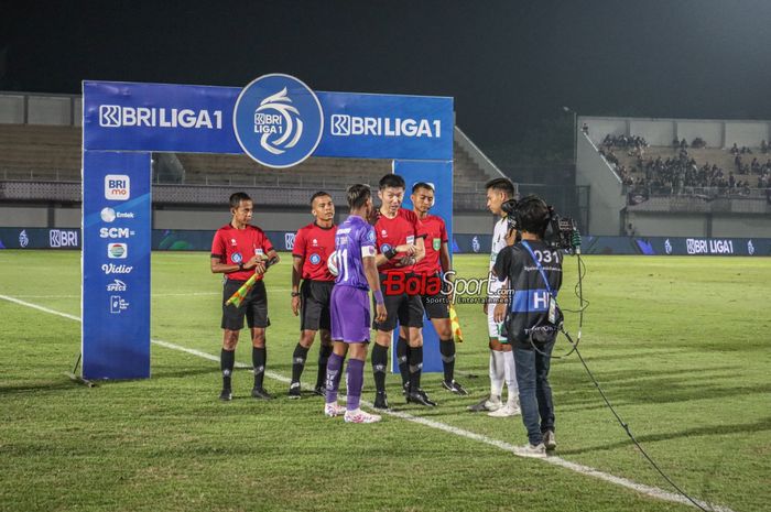 Wasit asing asal Jepang, Yusuke Araki, tampak memimpin laga pekan ke-22 Liga 1 2023 antara Persita Tangerang versus Persikabo 1973 di Stadion Indomilk Arena, Tangerang, Banten, Minggu (10/12/2023) malam.