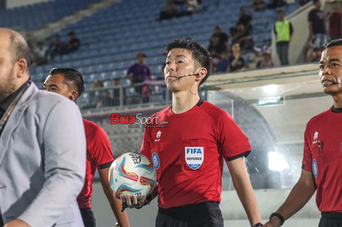 Wasit asing asal Jepang, Yusuke Araki, tampak memimpin laga pekan ke-22 Liga 1 2023 antara Persita Tangerang versus Persikabo 1973 di Stadion Indomilk Arena, Tangerang, Banten, Minggu (10/12/2023) malam.