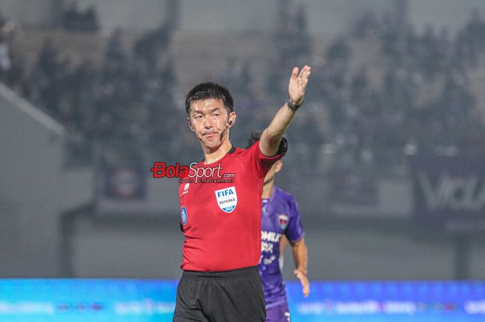 Wasit asing asal Jepang, Yusuke Araki, tampak memimpin laga pekan ke-22 Liga 1 2023 antara Persita Tangerang versus Persikabo 1973 di Stadion Indomilk Arena, Tangerang, Banten, Minggu (10/12/2023) malam.