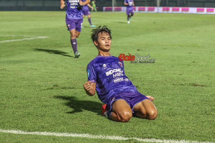 Rifky Dwi Septiawan sedang melakukan selebrasi seusai mencetak gol dalam laga pekan ke-22 Liga 1 2023 antara Persita Tangerang versus Persikabo 1973 di Stadion Indomilk Arena, Tangerang, Banten, Minggu (10/12/2023) malam.