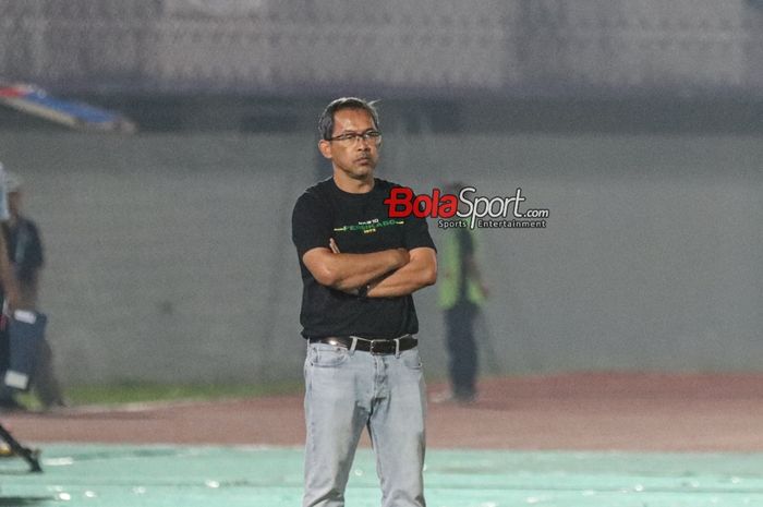 Pelatih Persikabo 1973, Aji Santoso, sedang memantau para pemainnya bertanding di Stadion Indomilk Arena, Tangerang, Banten, Minggu (10/12/2023) malam.