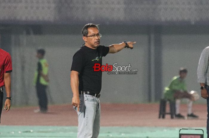 Pelatih Persikabo 1973, Aji Santoso, sedang memberikan intruksi kepada para pemainnya saat berlaga di Stadion Indomilk Arena, Tangerang, Banten, Minggu (10/12/2023) malam.