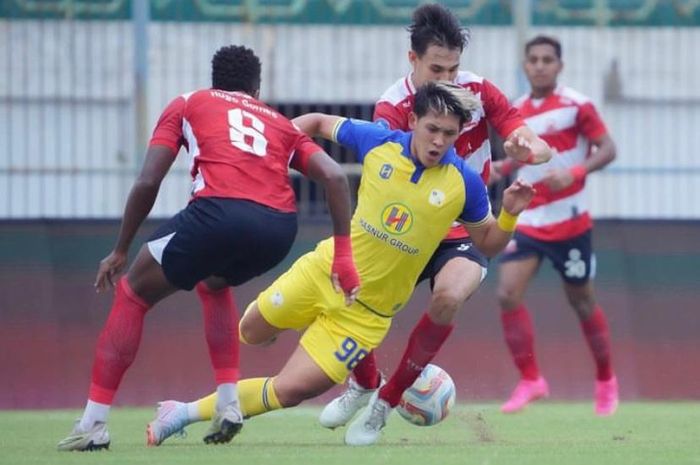 Laga Madura United vs Barito Putera pada pekan ke-22 Liga 1 2023/2024 di Stadion Gelora Bangkalan, Madura, Minggu (10/12/2023). 