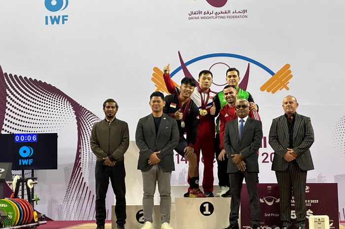 Lifter Rahmat Erwin Abdullah berfoto di podium usai meraih medali perak di International Weightlifting Federation (IWF) Grand Prix II Qatar Open.