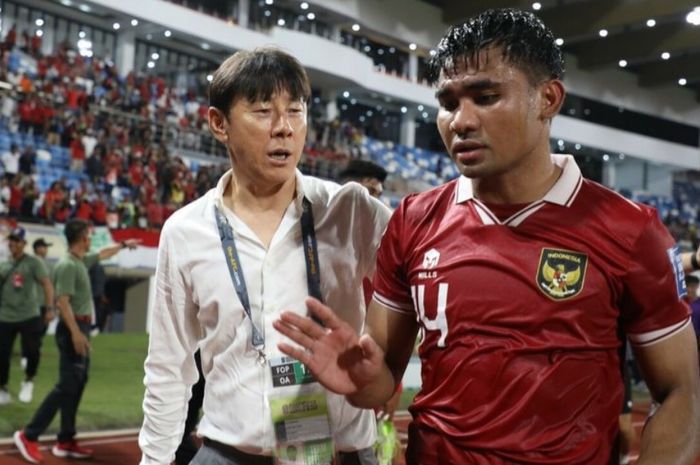 Pelatih Timnas Indonesia Shin Tae-yong bersama Asnawi Mangkualam.