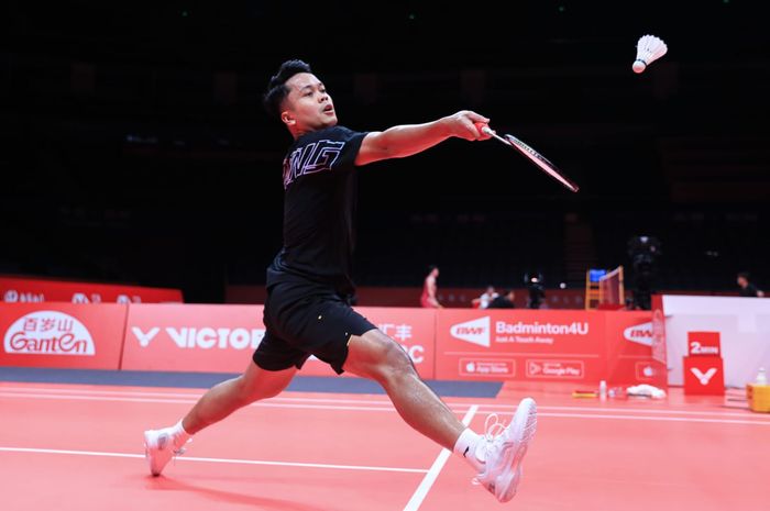 Pebulu tangkis tunggal putra Indonesia, Anthony Sinisuka Ginting, menjalani latihan perdana jelang BWF World Tour Finals 2023 di Hangzhou Olympic Sports Centre Gymnasium, Hangzhou, China hari Senin (11/12/2023).