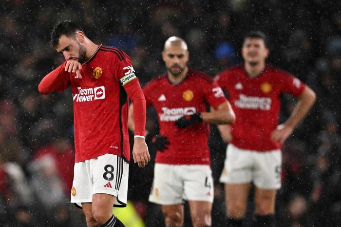 Reaksi Bruno Fernandes (kiri) usai Man United dibobol Bournemouth pada duel Liga Inggris (9/12/2023).