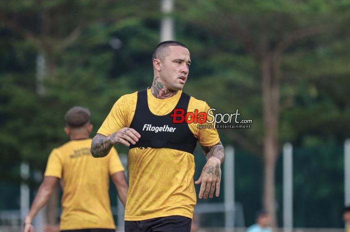Pemain Bhayangkara FC, Radja Nainggolan, saat mengikuti sesi latihan di Lapangan B, Senayan, Jakarta, Selasa (12/8/2023) sore.