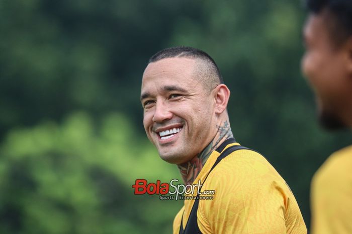 Pemain Bhayangkara FC, Radja Nainggolan, sempat tersenyum saat hadir dalam sesi latihan di Lapangan B, Senayan, Jakarta, Selasa (12/8/2023) sore.