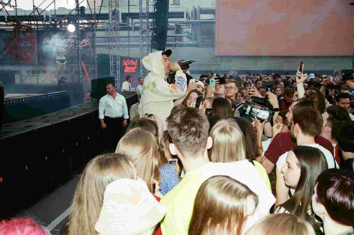 Arti mimpi bertemu idola atau artis 