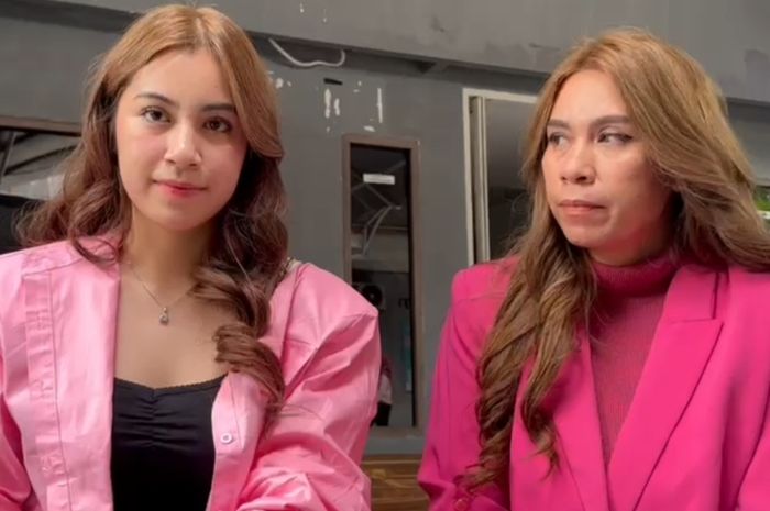 Rinoa Aurora bersama ibunya, Yuliana Asaad di kawasan Mampang, Jakarta Selatan, Selasa (12/12/2023). 