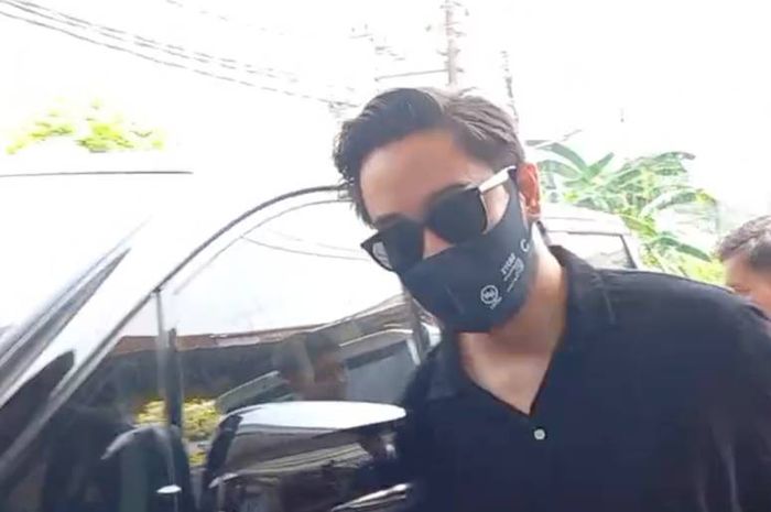 Jeje Govinda tiba di rumah duka di kawasan Ciputat, Selasa (12/12/2023) dan langsung mencium jenazah ibundanya. Jeje baru saja tiba dari London, Inggris tanpa didampingi oleh istrinya, Syahnaz Sadiqah.