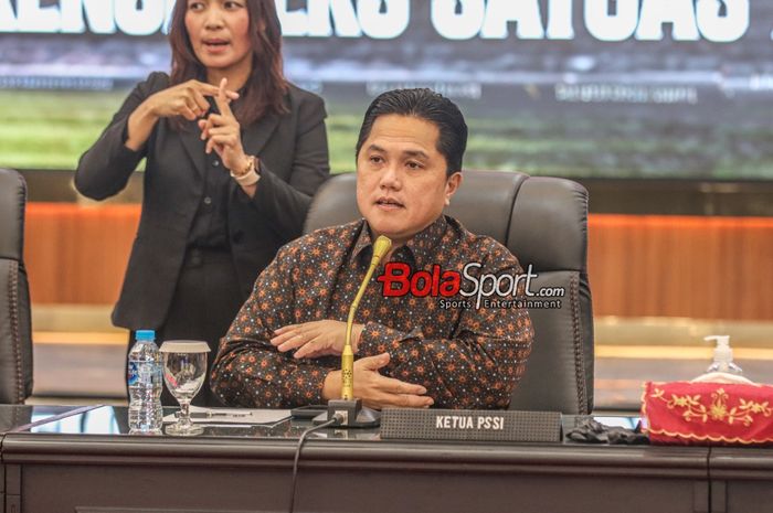 Ketua Umum PSSI, Erick Thohir, sedang memberikan keterangan kepada awak media di Ruang Rupattama Mabes Polri, Jakarta, Rabu (13/12/2023).