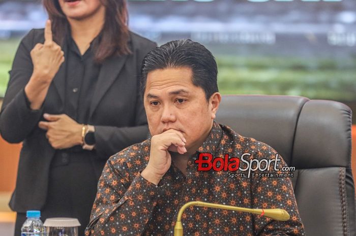 Ketua Umum PSSI, Erick Thohir, saat hadir dalam sesi jumpa pers di Ruang Rupattama Mabes Polri, Jakarta, Rabu (13/12/2023).