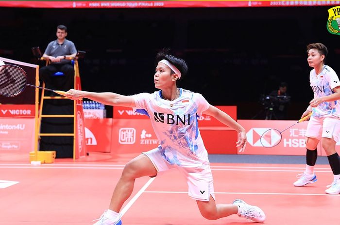 Ganda putri Indonesia, Siti Fadia Silva Ramadhanti/Apriyani Rahayu, saat tampil di fase grup BWF World Tour Finals 2023 di Hangzhou Olympic Sports Centre Gymnasium, Hangzhou, China, 13 Desember 2023.