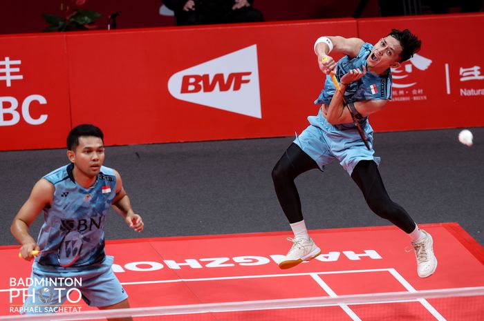 Ganda putra Indonesia, Fajar Alfian/Muhammad Rian Ardianto, saat tampil di Hangzhou Olympic Sports Centre Gymnasium, Hangzhou, China, 13 Desember 2023.