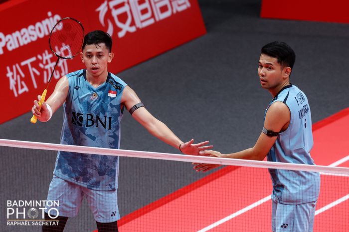 Ganda putra Indonesia, Fajar Alfian/Muhammad Rian Ardianto saat berlaga di babak pertama penyisihan Grup B BWF World Tour Finals 2023 di Hangzhou Olympic Sports Centre, Hangzhou, China, Rabu (13/12/2023).