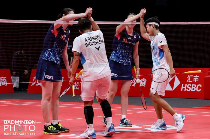 Ganda putri Jepang unggulan 3, Mayu Matsumoto/Wakana Nagahara bersalaman dengan Apriyani Rahayu/Siti Fadia Silva Ramadhanti (Indonesia) usai menelan kekalahan pada babak pertama penyisihan grup B BWF World Tour Finals 2023 di Hangzhou Olympic Sports Centre, Hangzhou, China, Rabu (13/12/2023).