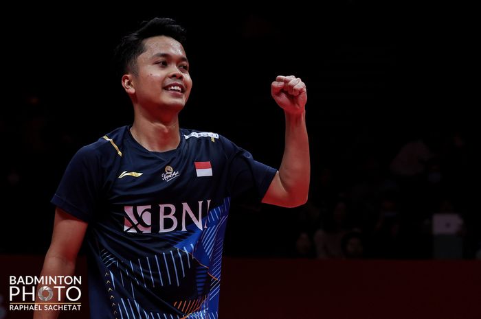 Tunggal putra Indonesia, Anthony Sinisuka Ginting berselebrasi dengan kalem setelah memenangi laga dramatis atas unggulan pertama Kodai Naraoka (Jepang) pada laga perdana Penyisihan Grup A BWF World Tour Finals 2023, di Hangzhou Olympic Sports Centre, Hangzhou, China, Rabu (13/12/2023).